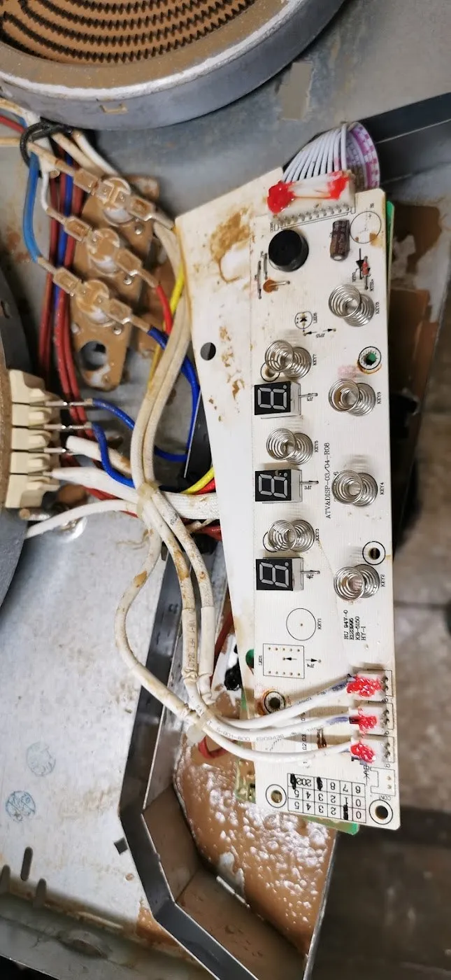 Primer plano de la bobina de cobre de una placa de inducción