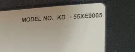 Etiqueta trasera de un televisor con el número de modelo impreso.