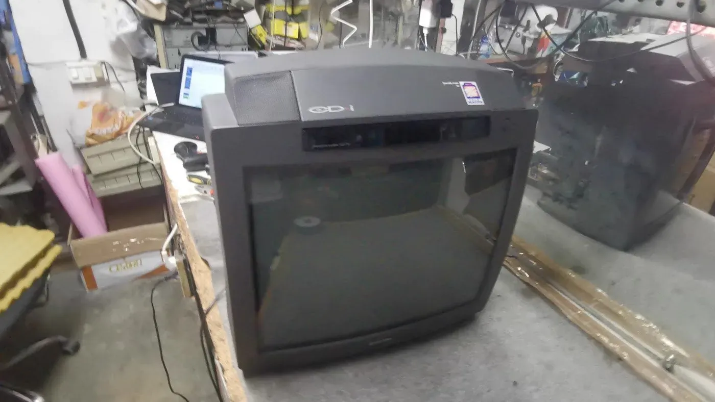 Televisor de tubo antiguo en el taller, esperando reparación